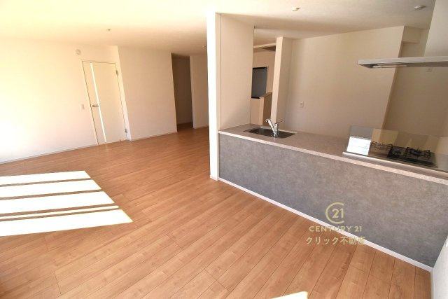 Grace　日立市東大沼町　1期 　限定1棟！の居間・リビング|洗練された明るいLDK。カーテンやラグの色、質感、選ぶ家具などで雰囲気が変わりますので、お好みのインテリアを楽しみましょう♪