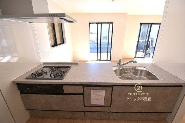 Grace　日立市東大沼町　1期 　限定1棟！のキッチン|対面式システムキッチンは料理中や後片づけの間も会話が楽しめ、家族に一体感が生まれます。十分な広さのキッチンなら、家族での分担作業もはかどりそう！