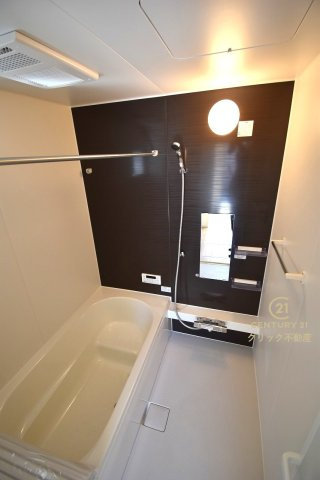 Grace　日立市東大沼町　1期 　限定1棟！の浴室|浴槽への出入りが安全な低床タイプのユニットバス。洗い場は滑りにくい速乾床ですので、お子様やご高齢の方にも安心です。自動お湯張りに追焚機能付きのオートバスです。