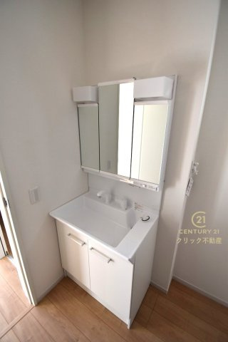 Grace　日立市東大沼町　1期 　限定1棟！の独立洗面台|シャンプードレッサー付き洗面台は、広めで使いやすい、お手入れが楽なデザイン。写真右はリネン庫です。玄関側からも出入りできます。
