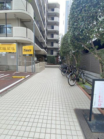 エントランス前のアプローチ