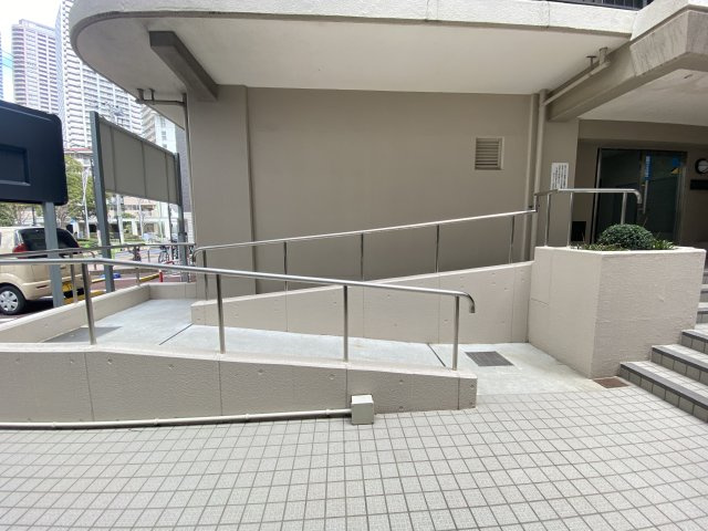 エントランス前のスロープ