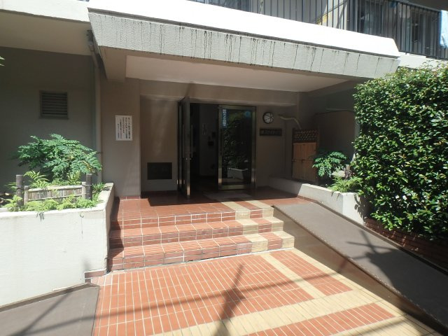 前面歩道より右側奥に進むとエントランスがございます。