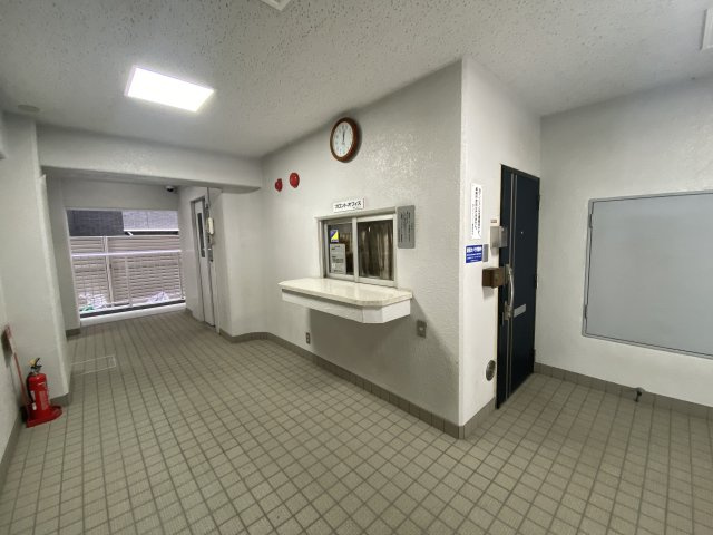エントランス内に管理事務室がございます。