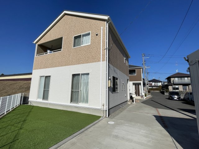 中古戸建・中古住宅　郡山市片平町出磬東　小山田小・第六中の駐車場|かわいらしい2トーンの外壁♪