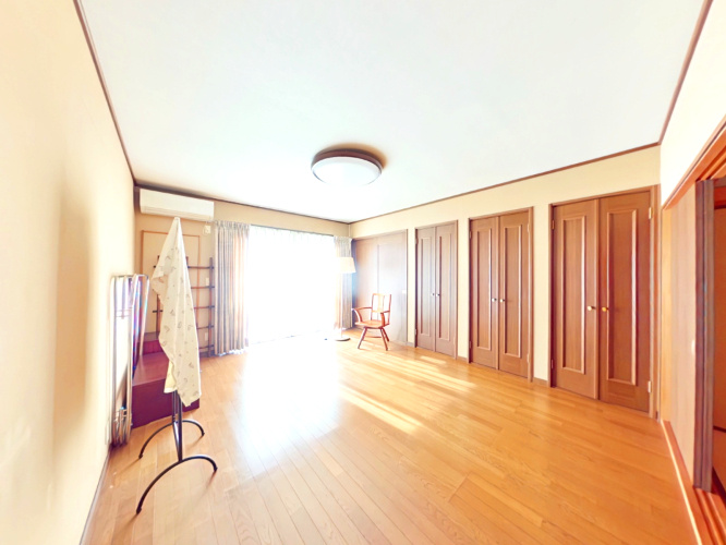 岡山市北区高松原古才戸建の洋室|・洋室1
西側洋室です！収納付きです！