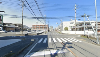 【前面道路含む現地写真】 | 熊谷市万平町　建築条件なし売地　角地 127坪