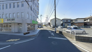 【前面道路含む現地写真】 | 熊谷市万平町　建築条件なし売地　角地 127坪