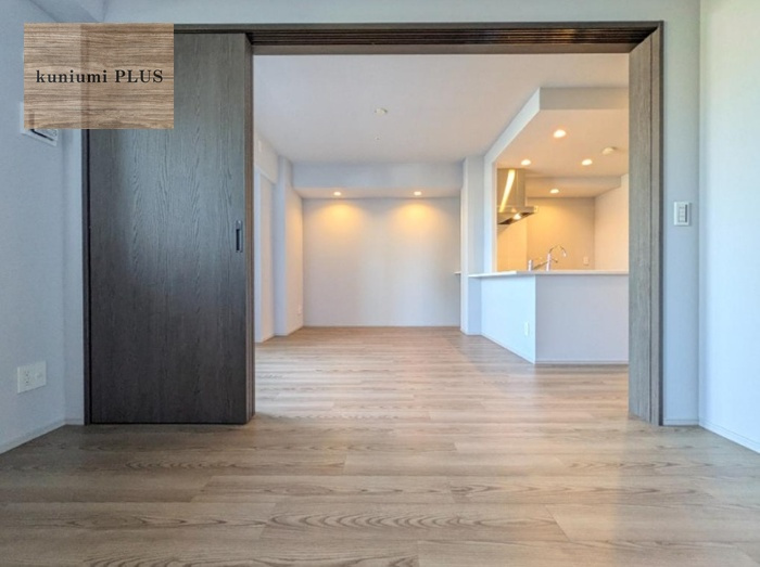 ローレルタワー堺筋本町の洋室