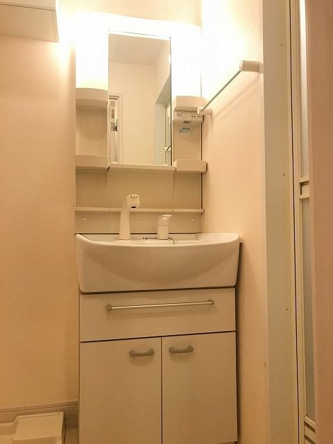 松濤アダージョの洗面所|■シャワー付き室内洗濯機置き場■独立洗面台