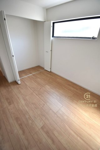 Grace　水戸市見和　1期 　限定1棟！の洋室|折戸を開くと壁面クローゼット。衣類が横一列に並ぶためひと目で洋服が選びやすい！衣類をたくさんお持ちの方もスッキリ片付きます♪