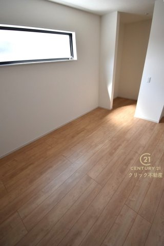 Grace　水戸市見和　1期 　限定1棟！の洋室|フローリングなので重い家具も置けます。カーテンと家具を揃えるなどして、お好みのインテリアを楽しむことができます。収納スペースは全室に配備しております。