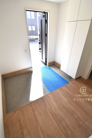 Grace　水戸市見和　1期 　限定1棟！の玄関|たっぷり入る玄関収納です！扉の中は可動棚ですので、用途に合わせて高さを自由に変えることができます。玄関ドアにも断熱材が充填されており、冬の寒さが軽減されます。