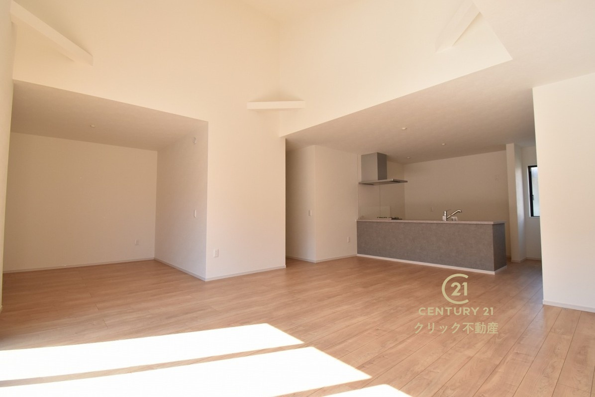 Grace　水戸市見和　1期 　限定1棟！の居間・リビング|日差しあふれる明るいLDK。大きなダイニングセットや背の高い観葉植物を置いてもまだまだ余裕♪家族で集まっても人を招いても、空間にゆとりがあると自然に寛げます。