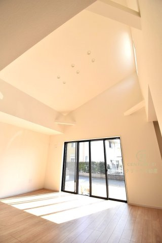 Grace　水戸市見和　1期 　限定1棟！の居間・リビング|上部吹抜けのリビングです。スタイリッシュな内装に、インテリアショップで見掛けた「あの家具」も映えるかも！