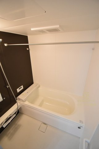 Grace　水戸市見和　1期 　限定1棟！の浴室|浴槽への出入りが安全な低床タイプのユニットバス。洗い場は滑りにくい速乾床ですので、お子様やご高齢の方にも安心です。自動お湯張りに追焚機能付きのオートバスです。