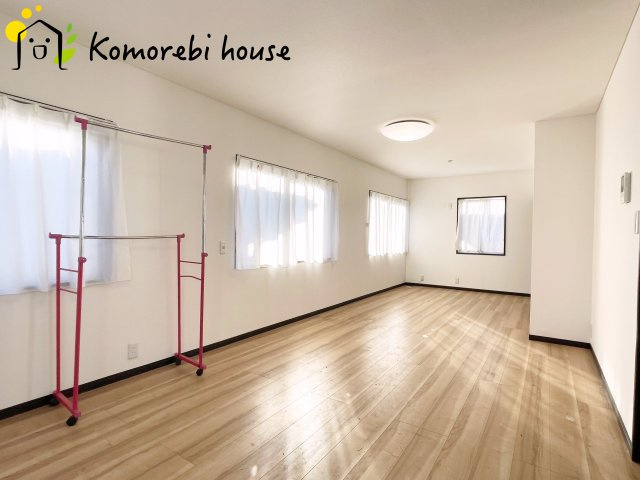 桶川市泉1丁目　中古一戸建て　の居間・リビング|ゆったりとした居間です