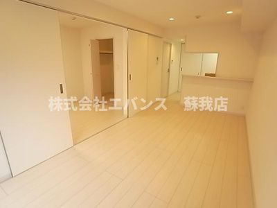 【居間・リビング】 | リブリ・アレイ浜野 | こちらのリビングで趣味の時間をお楽しみください