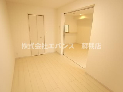 【寝室】 | リブリ・アレイ浜野 | 広くて明るい寝室