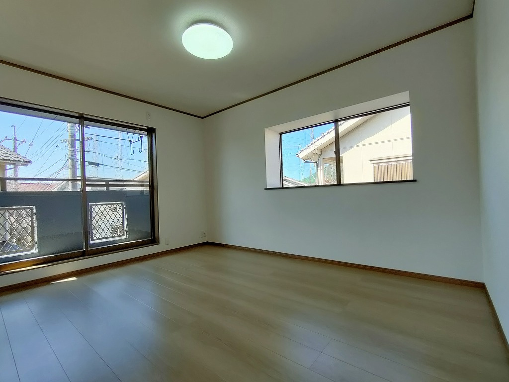 形山みどり町 リノベーション物件の洋室|こちらのお部屋からはバルコニーに出ることができます。