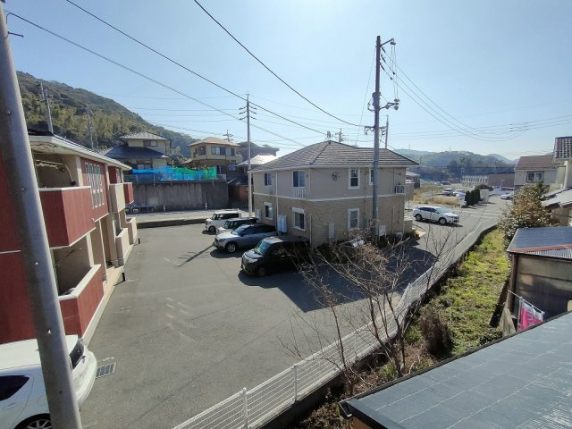 形山みどり町 リノベーション物件の前面道路含む現地写真|目の前にすぐ家がないので気持ちが良いですね。
