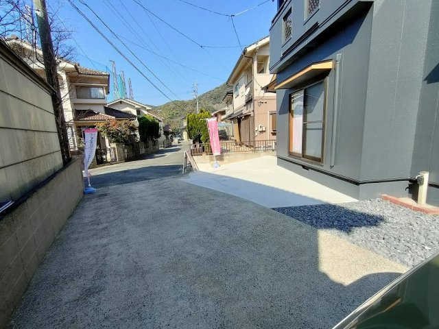 形山みどり町 リノベーション物件の駐車場|駐車場を拡張しましたので、３～４台駐車出来ます。お客様が来ても安心。