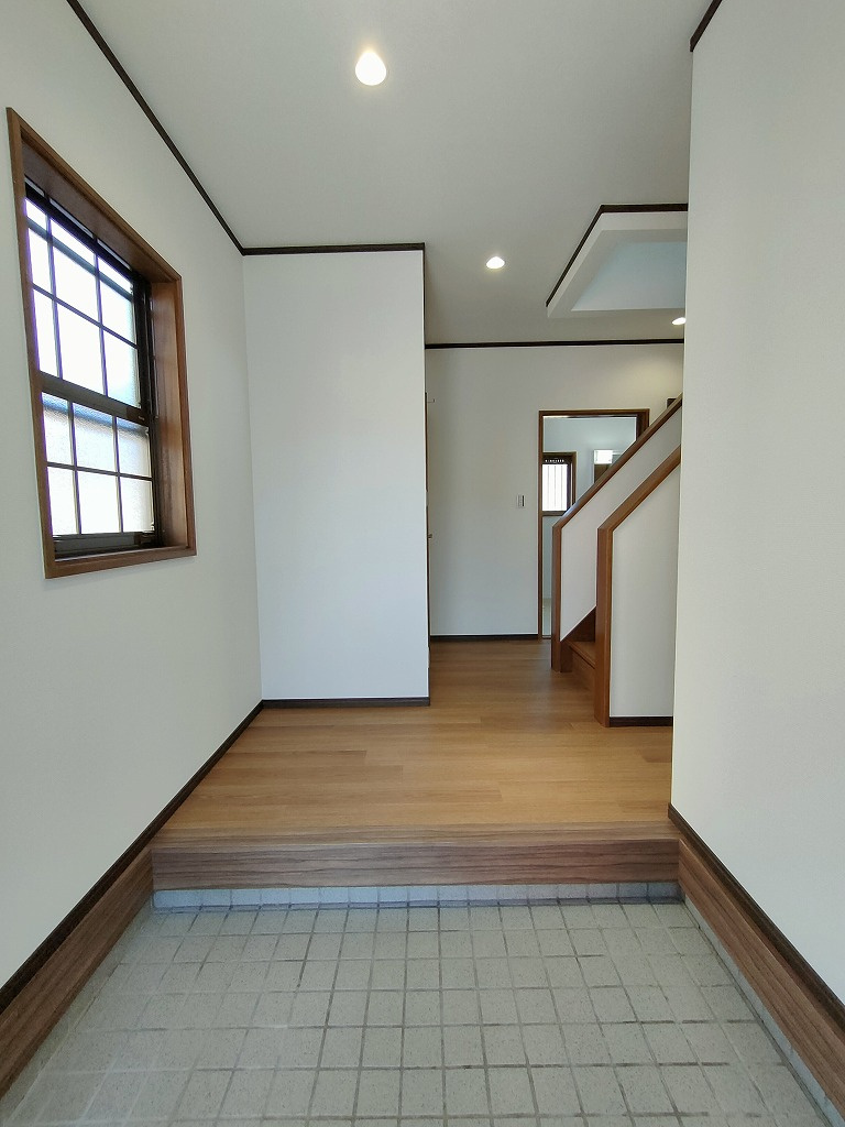 形山みどり町 リノベーション物件の玄関|広々とした明るい玄関です。