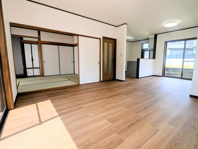 形山みどり町 リノベーション物件の居間・リビング|広々リビングから続き間の和室がありますよ。