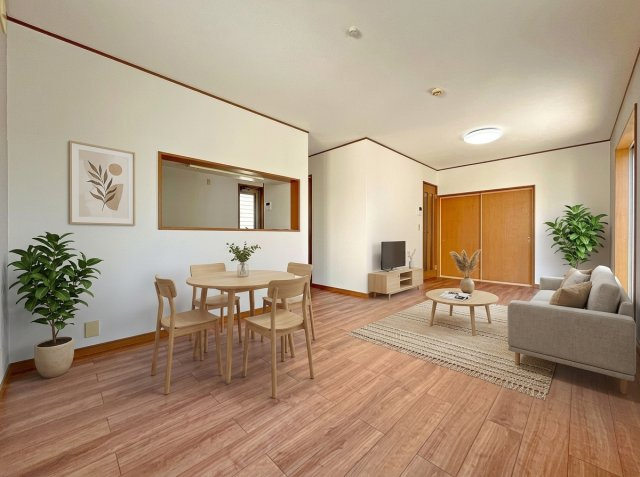 【居間・リビング】 | 行田市大字埼玉　中古戸建 | ※家具等をCGで加工しています。※家具付き販売ではございません。