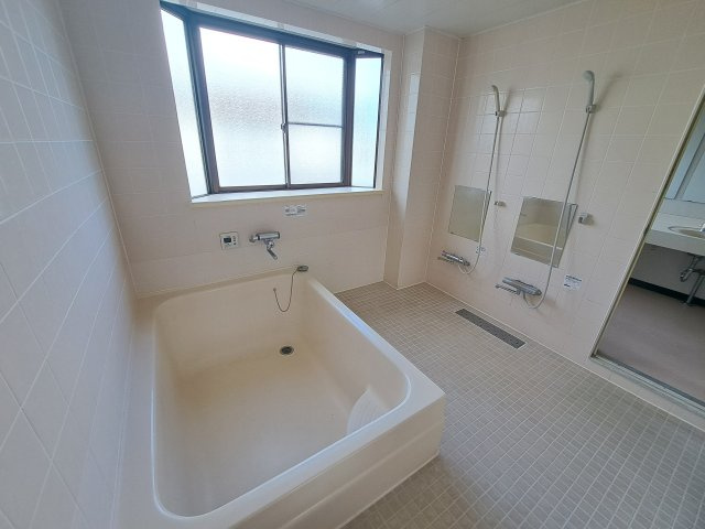 玉村町上新田 売寮・売社宅の浴室|シャワー4台設置 浴槽広いです。