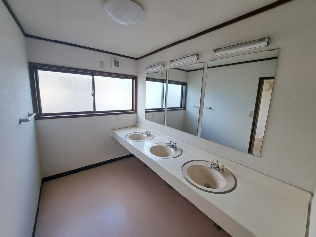 玉村町上新田 売寮・売社宅の独立洗面台|浴室にある洗面化粧台です。