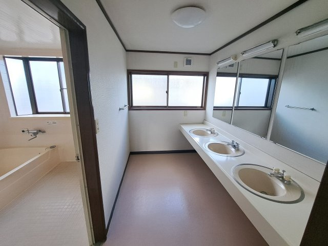 玉村町上新田 売寮・売社宅の独立洗面台|大きな鏡もあります。
