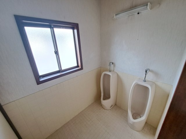 玉村町上新田 売寮・売社宅のその他|1階トイレ 男性用