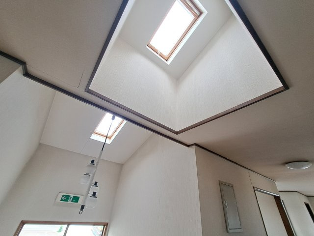 玉村町上新田 売寮・売社宅のその他|吹き抜けで明るい階段スペースです。
