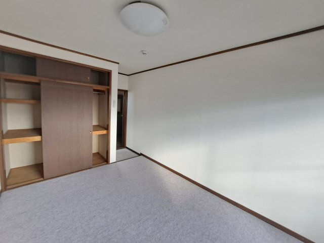 玉村町上新田 売寮・売社宅の洋室|2階6帖個室 収納