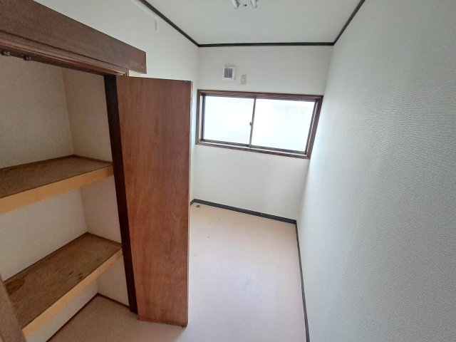 玉村町上新田 売寮・売社宅の収納|1階ランドリールーム収納