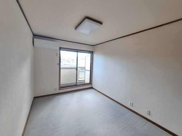 玉村町上新田 売寮・売社宅の洋室|1階6帖 個室 じゅうたん敷