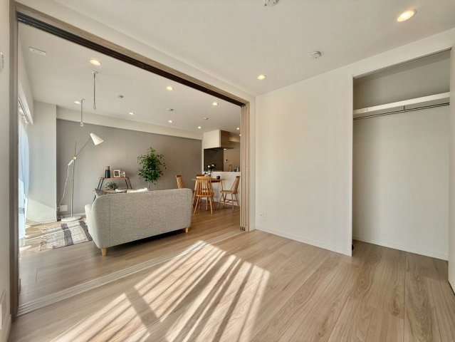 エステート吉祥寺の居間・リビング|リビング横の居室はリビングルームと一体に使用して16.2帖の広々リビングに！

現地ご見学希望・資料請求などお気軽にお問い合わせ下さい！
03-5990-5201