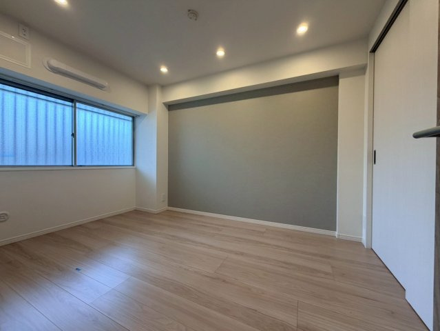 エステート吉祥寺の洋室|全居室収納付きですので、お部屋を有効的に使うことが出来ます！

現地ご見学希望・資料請求などお気軽にお問い合わせ下さい！
03-5990-5201