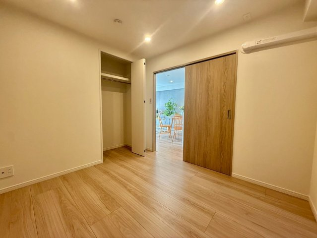 エステート吉祥寺の洋室|木目調で落ち着いた雰囲気の内装は、どんなインテリアにも合わせやすいデザイン。

現地ご見学希望・資料請求などお気軽にお問い合わせ下さい！
03-5990-5201