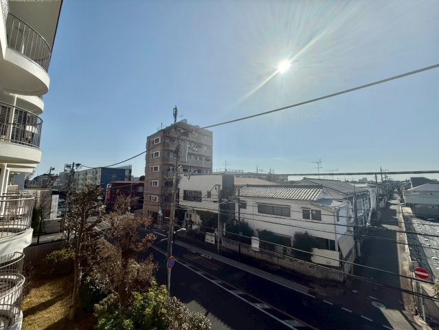 エステート吉祥寺のその他|大きな空に包まれて、太陽の光をたっぷりと浴びながら過ごす毎日は、自然と家族の笑顔で溢れます。

現地ご見学希望・資料請求などお気軽にお問い合わせ下さい！
03-5990-5201