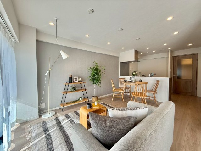 エステート吉祥寺の居間・リビング|南西向きの窓から、お日様の光をたっぷり取りこめるリビングでゆったりと過ごせます。

現地ご見学希望・資料請求などお気軽にお問い合わせ下さい！
03-5990-5201