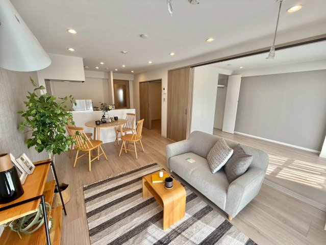 エステート吉祥寺の居間・リビング|お子様がいるご家庭には特に人気の、リビングと居室が続き間になっています！

現地ご見学希望・資料請求などお気軽にお問い合わせ下さい！
03-5990-5201