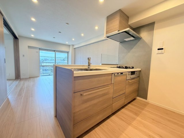 エステート吉祥寺のキッチン|嬉しい対面式キッチンです。家事をしながらリビングにいるご家族とのおしゃべりも楽しめます！

現地ご見学希望・資料請求などお気軽にお問い合わせ下さい！
03-5990-5201