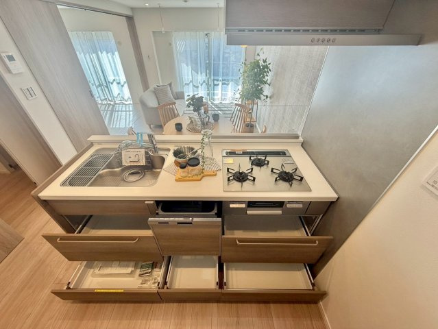 エステート吉祥寺のキッチン|ビルトインタイプの食洗機付き！家事の時間と、手洗いに比べて使用水量も軽減します！

現地ご見学希望・資料請求などお気軽にお問い合わせ下さい！
03-5990-5201