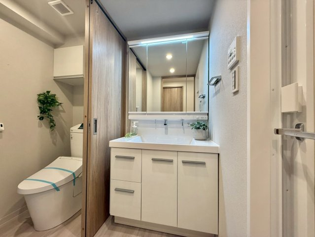 エステート吉祥寺の独立洗面台|清潔感のあるプライベート空間は、身だしなみチェックやお肌のお手入れに最適です。

現地ご見学希望・資料請求などお気軽にお問い合わせ下さい！
03-5990-5201