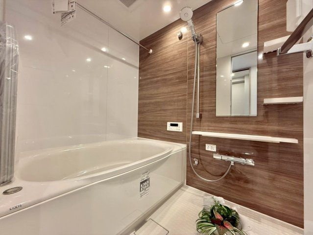 エステート吉祥寺の浴室|追い焚き機能付きのため、帰りが遅くなった日にも温かい湯船に浸かって疲れを癒すことができます。

現地ご見学希望・資料請求などお気軽にお問い合わせ下さい！
03-5990-5201