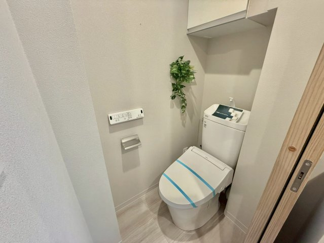 エステート吉祥寺のトイレ|ウォシュレット付きのトイレはいつも快適！

現地ご見学希望・資料請求などお気軽にお問い合わせ下さい！
03-5990-5201