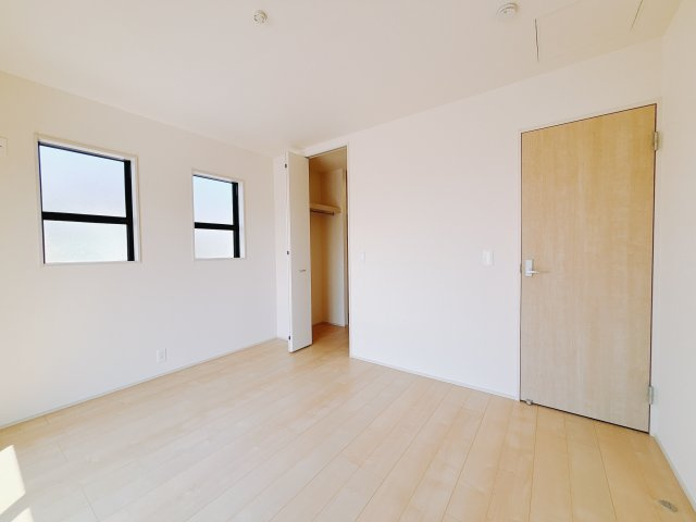【新築戸建】前橋小坂子町の洋室|■1階洋室｜お子様の一人部屋にピッタリな洋室。木のぬくもりを感じるフローリングは、天然木の味わいが時とともに深みを増していきます。また、傷にも強く、フリーワックスでお手入れもラクラクです♪