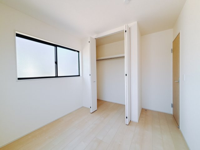 【新築戸建】前橋小坂子町の洋室|■1階洋室｜ナチュラルカラーの床です。模様替えなどとても楽しく工夫できます♪陽当たり、風通しもとても良いので毎日快適な生活スタートです！子供部屋にも良いですね♪